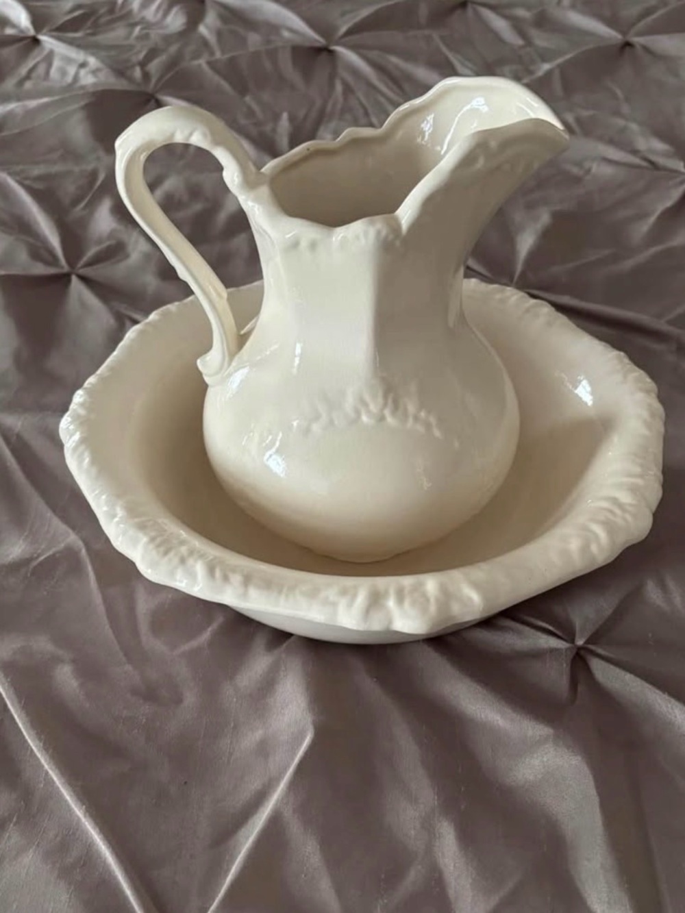 Small washbowl & pitcher